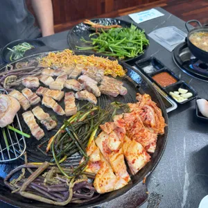 솥뚜껑 미나리 제주삼겹살 사진