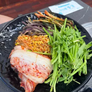 솥뚜껑 미나리 제주삼겹살 사진