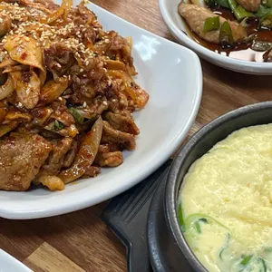 우렁이쌈밥집 사진