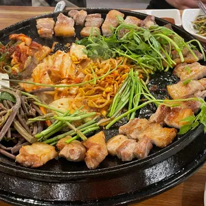 무쇠솥뚜껑삼겹살 사진