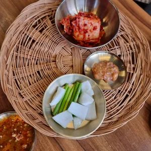 평이담백 뼈칼국수 사진