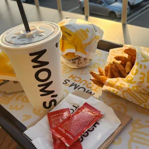 맘스터치 사진