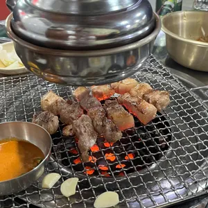 꽃돼지연탄구이 사진