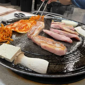 싹쓰리솥뚜껑김치삼겹살 사진