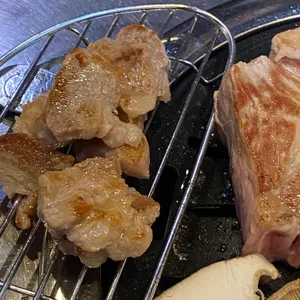 두툼한고깃집 사진