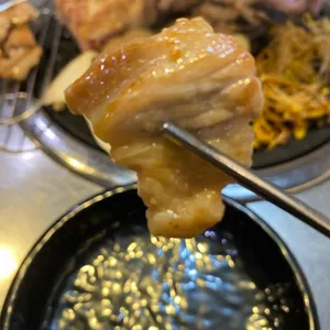 두툼한고깃집 사진