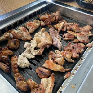 참숯불에 꾸운닭 앤 꿈장어 사진