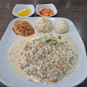 돈까스먹는용만이 사진