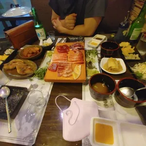 웃는돌참치 사진