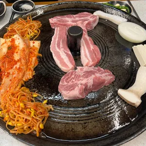 싹쓰리솥뚜껑김치삼겹살 사진