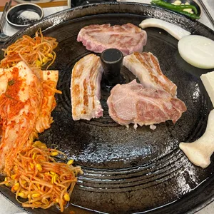 싹쓰리솥뚜껑김치삼겹살 사진