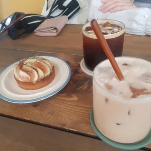 땡스투홀리데이 사진