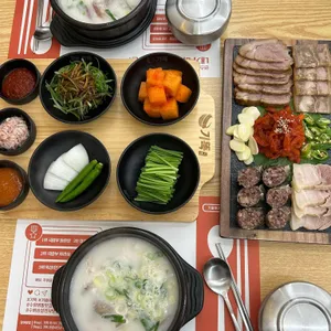 기울어진뚝배기 사진