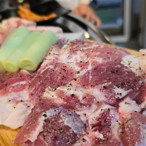 꺼멍도야지 사진