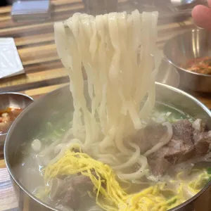 평이담백 뼈칼국수 사진