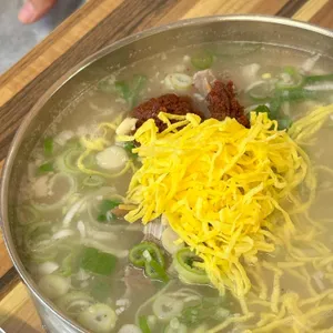 평이담백 뼈칼국수 사진