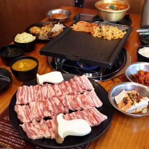 고백집 백반 삼겹살 사진