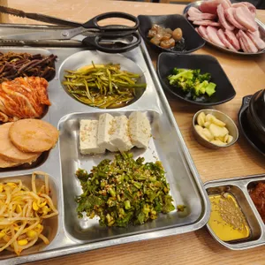 재동이청국장보리밥&냉삼겹 리뷰 사진