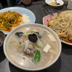 동천홍 사진