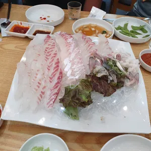 청춘종합어시장 사진
