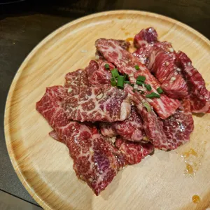 육탐미 사진