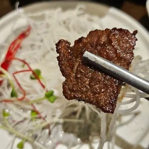 육탐미 사진