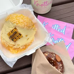 노티드 도넛 사진