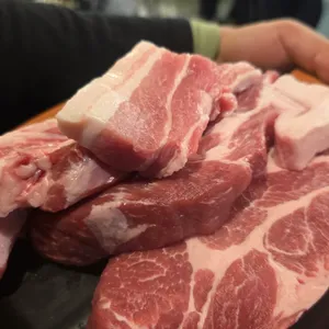 두툼 솥뚜껑삼겹살 사진