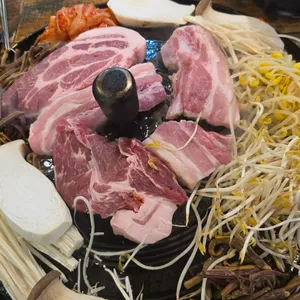 두툼 솥뚜껑삼겹살 사진