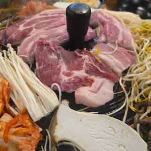 두툼 솥뚜껑삼겹살 사진