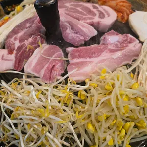 두툼 솥뚜껑삼겹살 사진