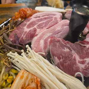 두툼 솥뚜껑삼겹살 리뷰 사진