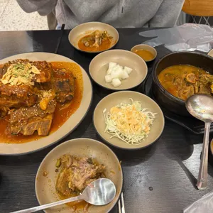 숯불뼈구이 핫뼈감자탕 사진