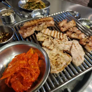 스페샬돼지 사진