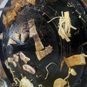 솥뚜껑생김치삼겹살 사진