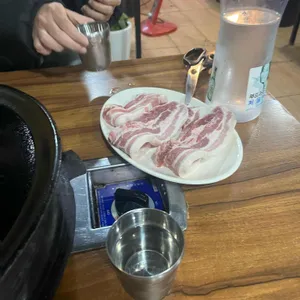 솥뚜껑생김치삼겹살 사진