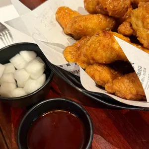 교촌치킨 사진