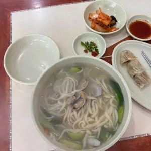 부부만두바지락칼국수 사진