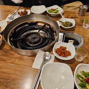 뒷뜰안에닭한마리 사진