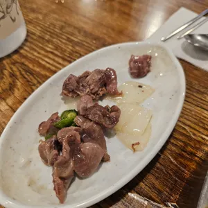 뒷뜰안에닭한마리 사진