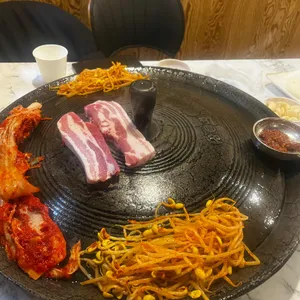 솥뚜껑삼겹살 사진