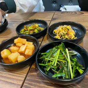 재화스퀘어 굴국밥 홍어 보쌈 사진