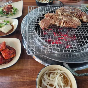 고기굽는 혀누네 사진