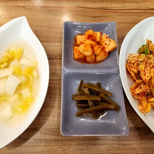육칼밥 산아래 사진