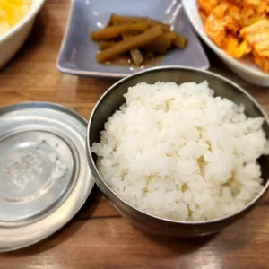 육칼밥 산아래 사진
