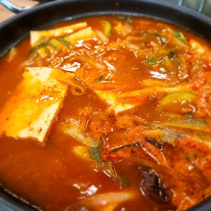 육칼밥 산아래 사진