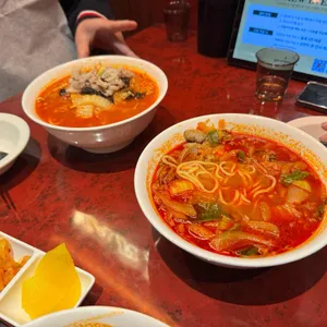 차알 브라운 사진