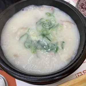 기울어진뚝배기 사진