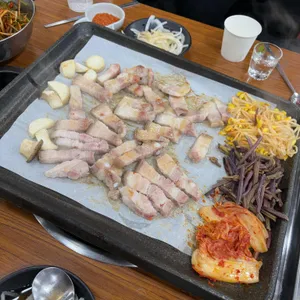보물촌꺼먹돼지 사진