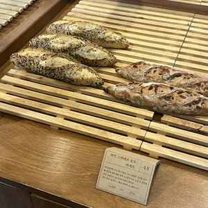 어니스트밀로 사진